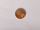 un gros plan d'un penny posé sur une surface blanche, avec un fond blanc