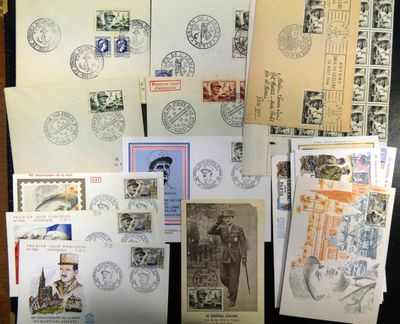 beaucoup de timbres et de cartes postales posés sur une table