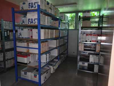 Des cartons sont empilés sur une étagère dans une pièce dotée d'une fenêtre