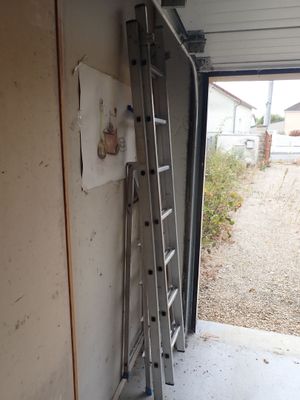 une échelle appuyée contre un mur dans un garage