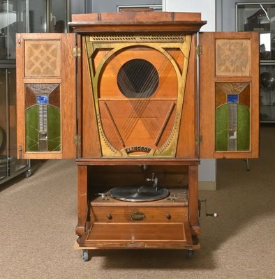 un meuble en bois contenant un tourne-disque