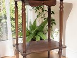 une table en bois sur laquelle se trouve une plante