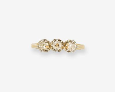 une bague à trois pierres sertie de trois diamants, en or jaune
