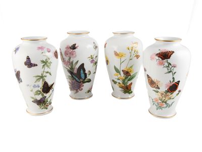 trois vases ornés de papillons et de fleurs peints sur fond blanc