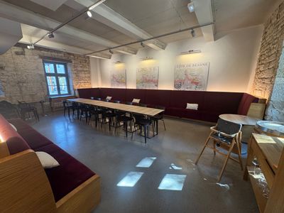 une pièce équipée de tables, de chaises et de canapés