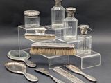 un ensemble d'argenterie et une brosse posés sur une table