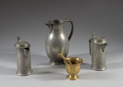 trois vases en argent et une coupe en or posés sur un fond blanc