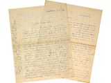 deux vieux papiers portant des inscriptions manuscrites, posés l'un à côté de l'autre