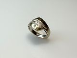bague en argent sterling sertie de diamants sur fond blanc