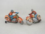 deux figurines représentant un homme à moto sur un skateboard