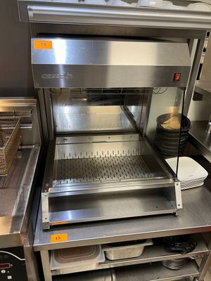 une cuisine professionnelle équipée d'une cuisinière, d'un four, d'un évier et d'autres appareils électroménagers