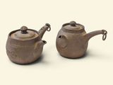 paire de théières anciennes en fonte sur fond blanc