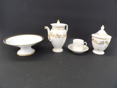 trois pièces de porcelaine sont posées sur une surface noire