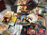 beaucoup de livres sur une table dans une pièce