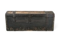 COFFRE en bois noirci à armature de fer, le couvercle bombé. (photo 2)