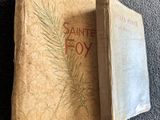 un vieux livre posé sur un sol recouvert de moquette, à côté d'un autre livre