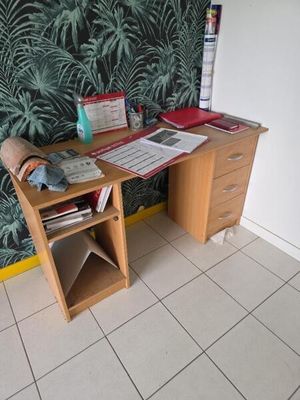 un bureau en bois sur lequel est posé un ordinateur portable