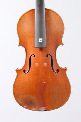 gros plan d'un violon avec un archet sur fond blanc