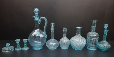 un grand nombre de vases en verre posés sur une table