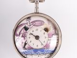 une montre de poche en argent sur laquelle figure le portrait d'une femme