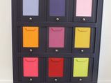 une commode multicolore dans une pièce