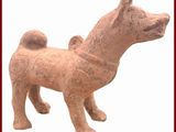 une statue de chien en argile sur fond blanc