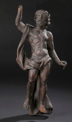une image représentant une statue d'un homme tenant une raquette de tennis