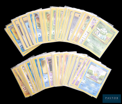 de nombreuses cartes Pokémon sur fond noir