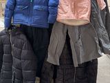Plusieurs vestes sont exposées dans un magasin