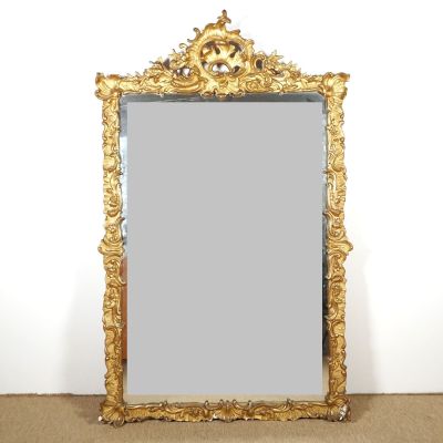 un miroir posé sur le sol devant un mur
