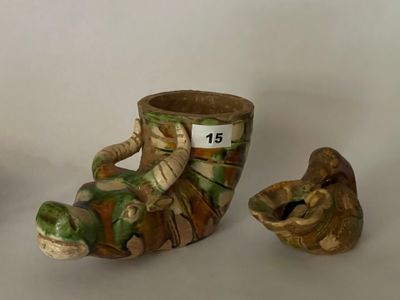 trois vases placés l'un à côté de l'autre