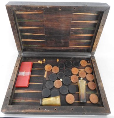 un plateau de backgammon en bois contenant de nombreuses pièces