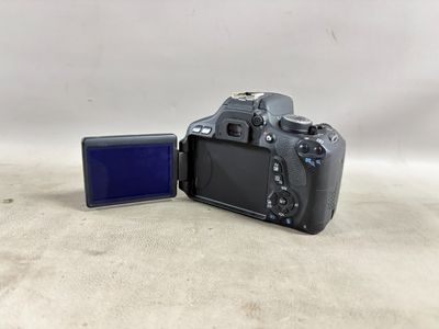 un gros plan d'un appareil photo avec un fond bleu à côté