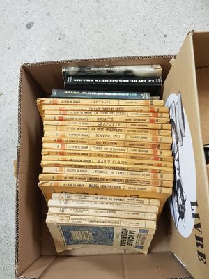 une boîte pleine de livres posée sur le sol