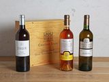 trois bouteilles de vin posées l'une à côté de l'autre sur une table