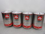quatre boîtes de café Illy sont posées sur un plan de travail