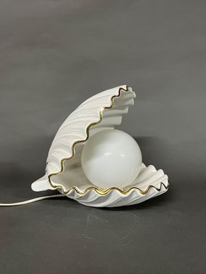 une coquille blanche contenant une boule blanche