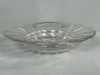 un bol en verre posé sur une table