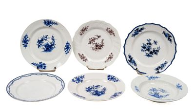 six assiettes bleues et blanches ornées de fleurs
