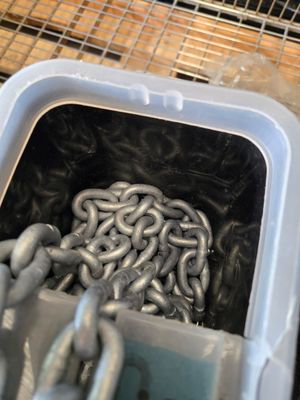 un conteneur contenant un tas de chaînes