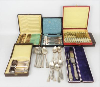 plusieurs types d'argenterie dans un coffret