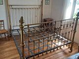 une photo d'une chambre à coucher avec un lit et un lustre