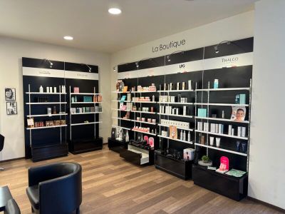 une photo d'un salon où les étagères regorgent de produits capillaires