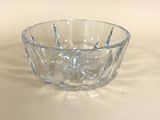 un saladier en verre transparent posé sur une table