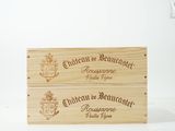 deux caisses en bois sur lesquelles figure une mention relative au vin