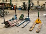 de nombreux modèles de skis entreposés dans un entrepôt