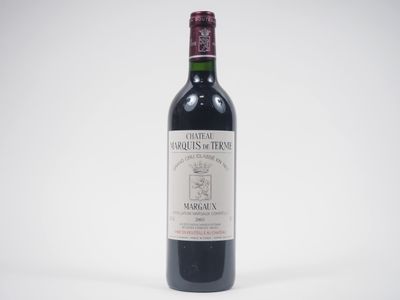 la bouteille de vin rouge est posée sur la table