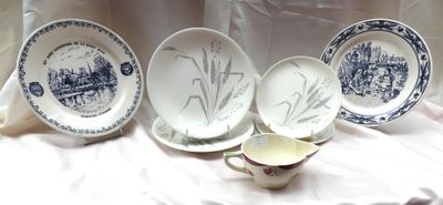 trois assiettes et une tasse posées sur une table