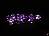 trois améthystes violettes sur un fond noir
