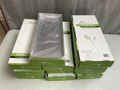 Plusieurs cartons verts sont empilés les uns sur les autres
